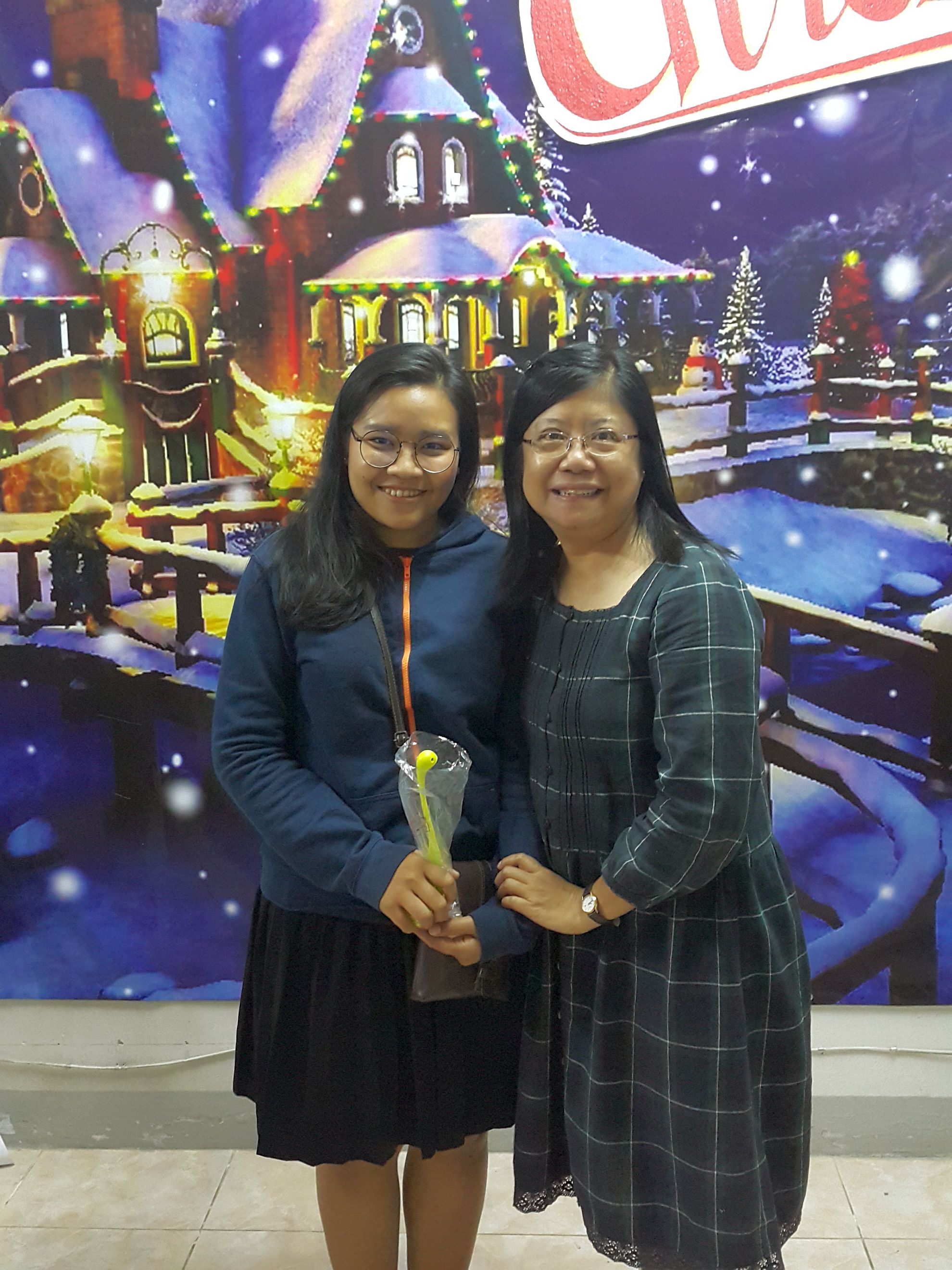 這是來智慧逸蘭聖誕晚會的新朋友 也是潔萍的學生