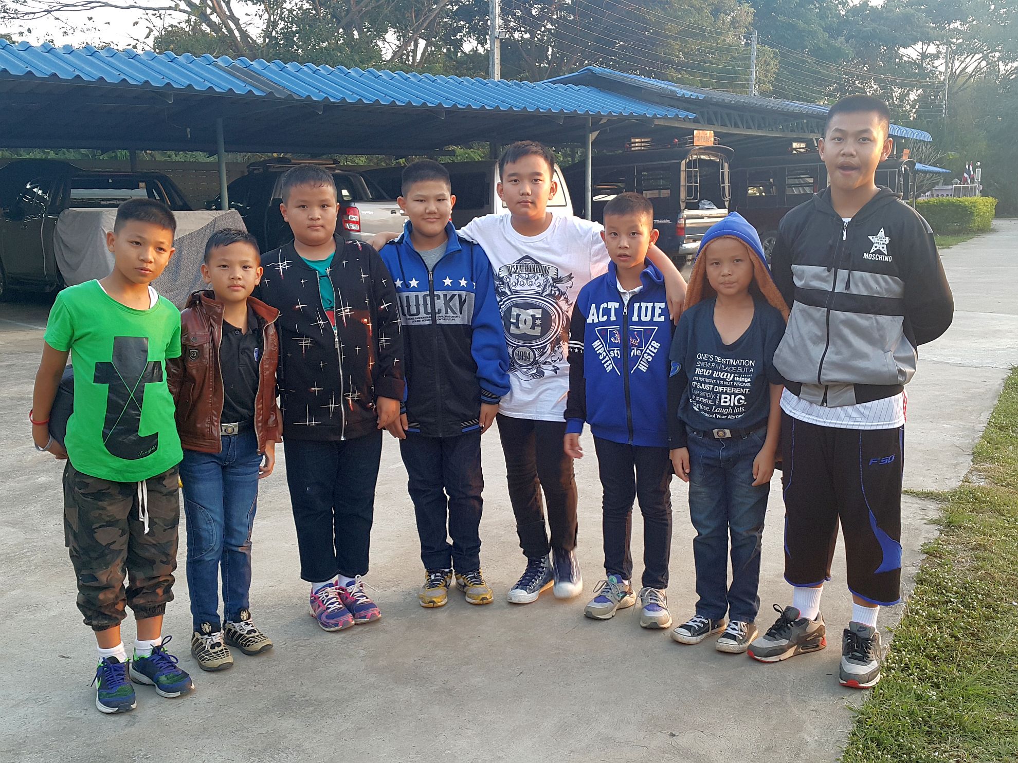 孩子穿上有心人送來的二手球鞋 快快樂樂地出外遊玩