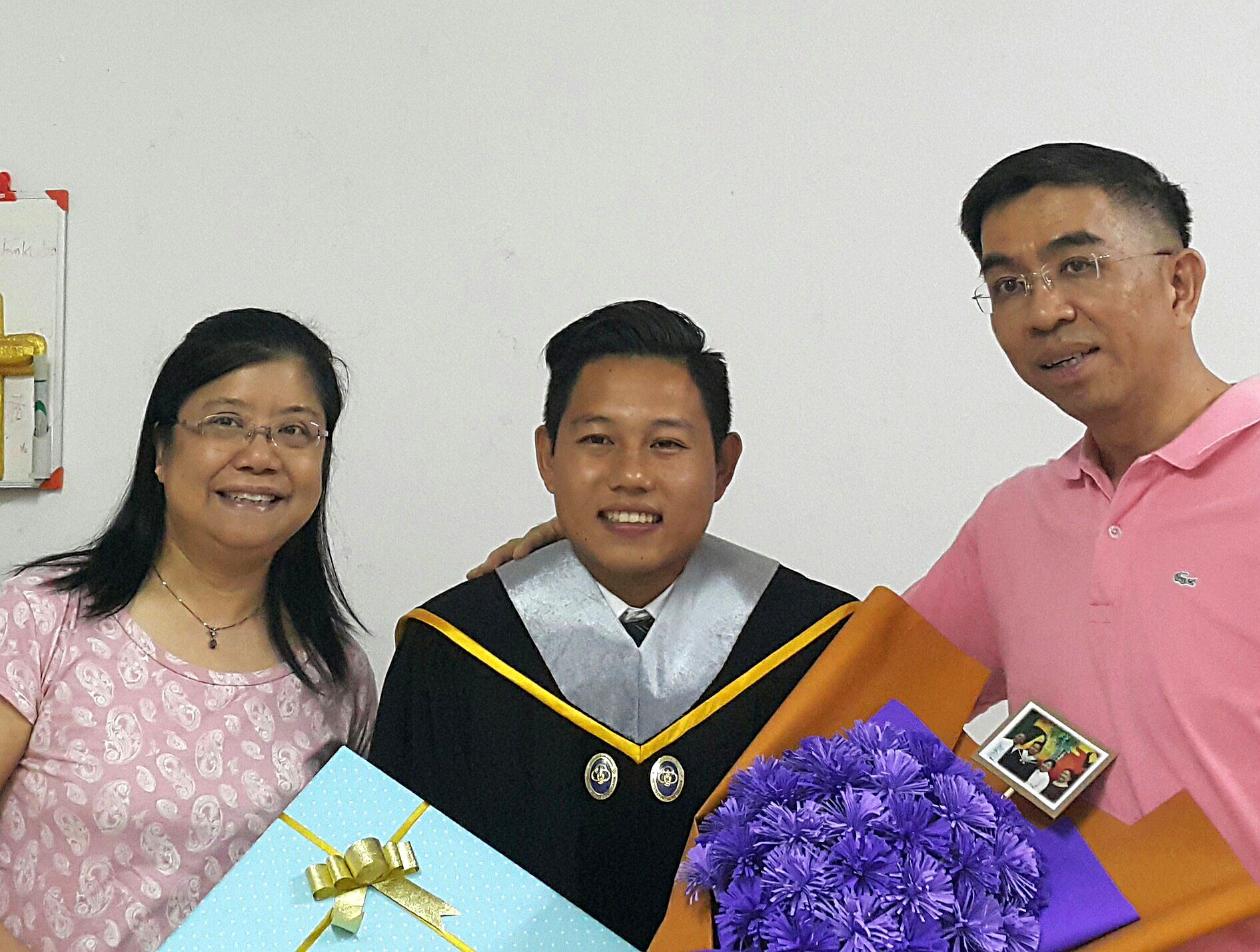 智慧逸蘭的大學生Pete畢業了 他爸爸是中福團的本地牧師