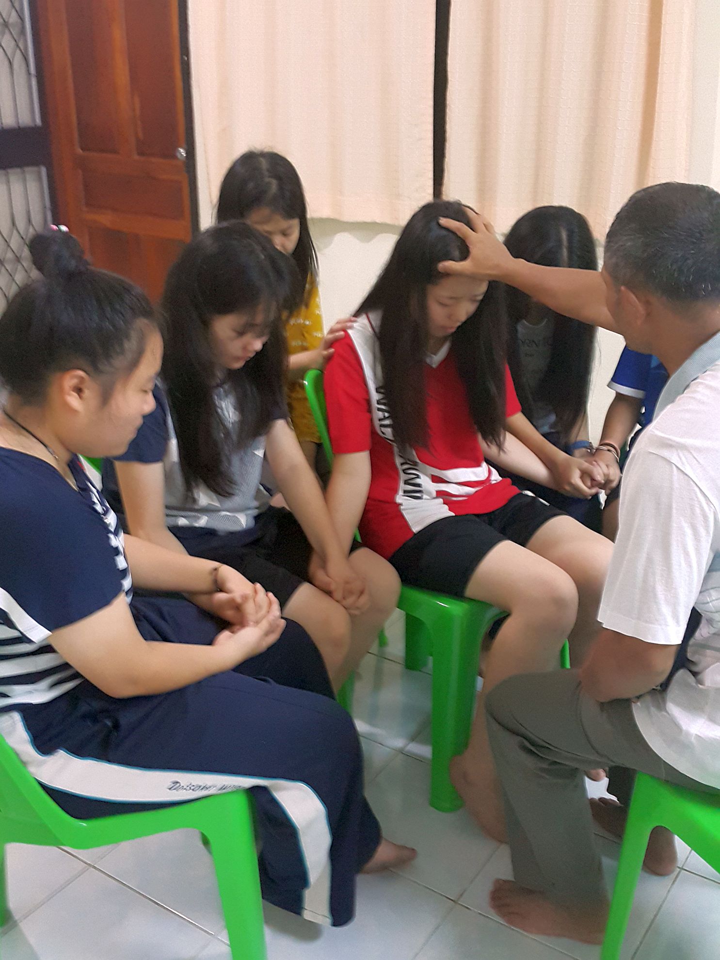 顏披察傳道為女生按手禱告