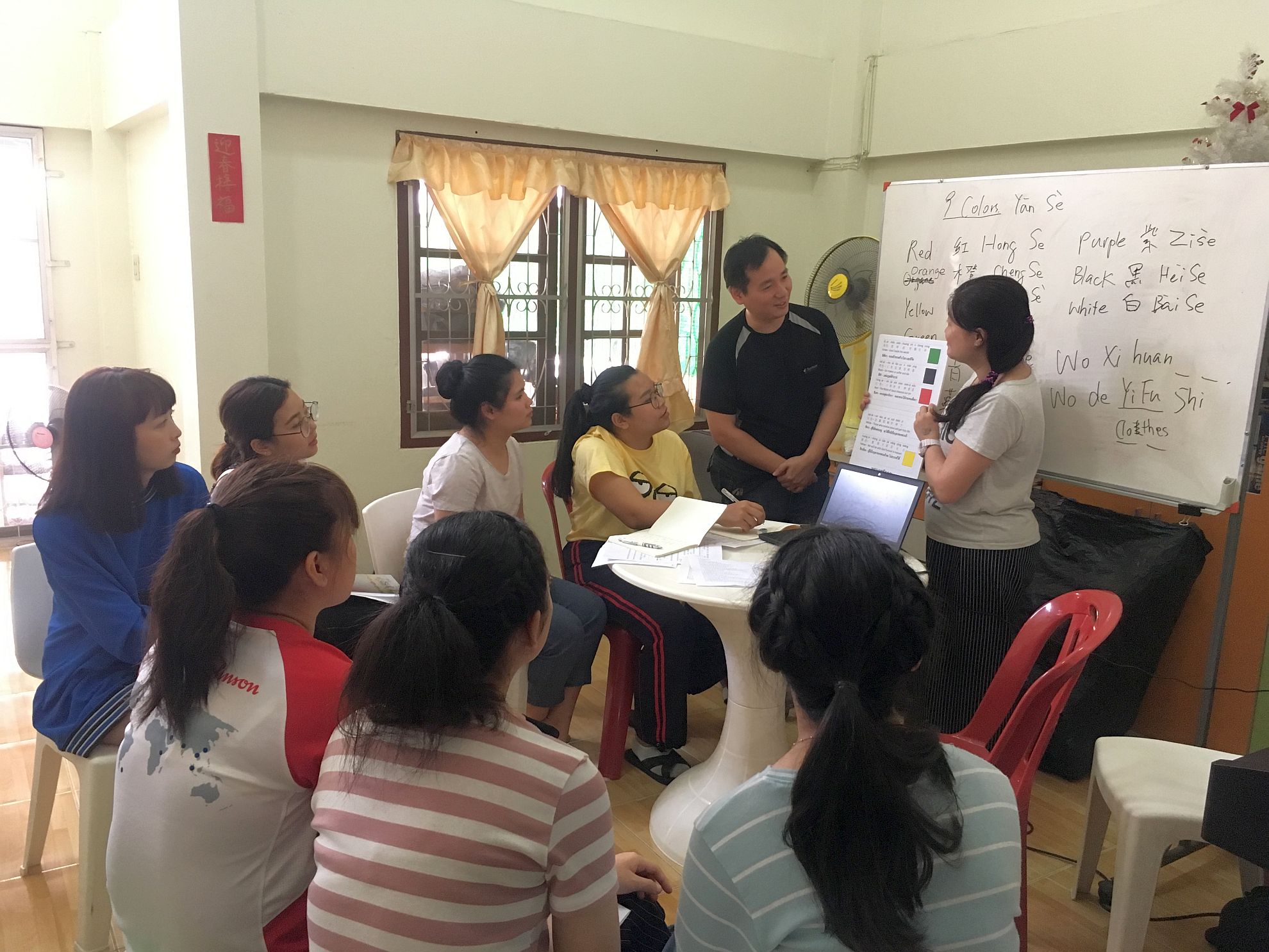 短宣隊教中文,同學很留心