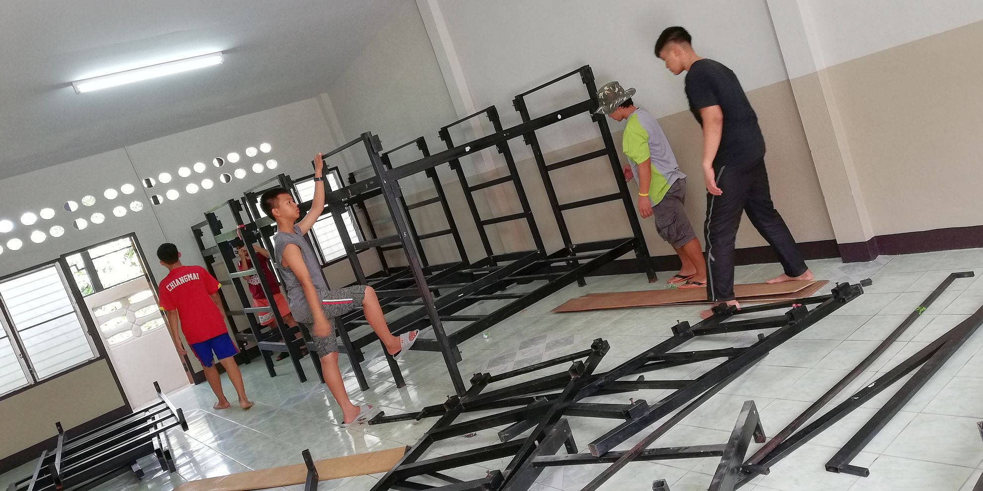 同工與學生一起裝嵌兩層鐵床