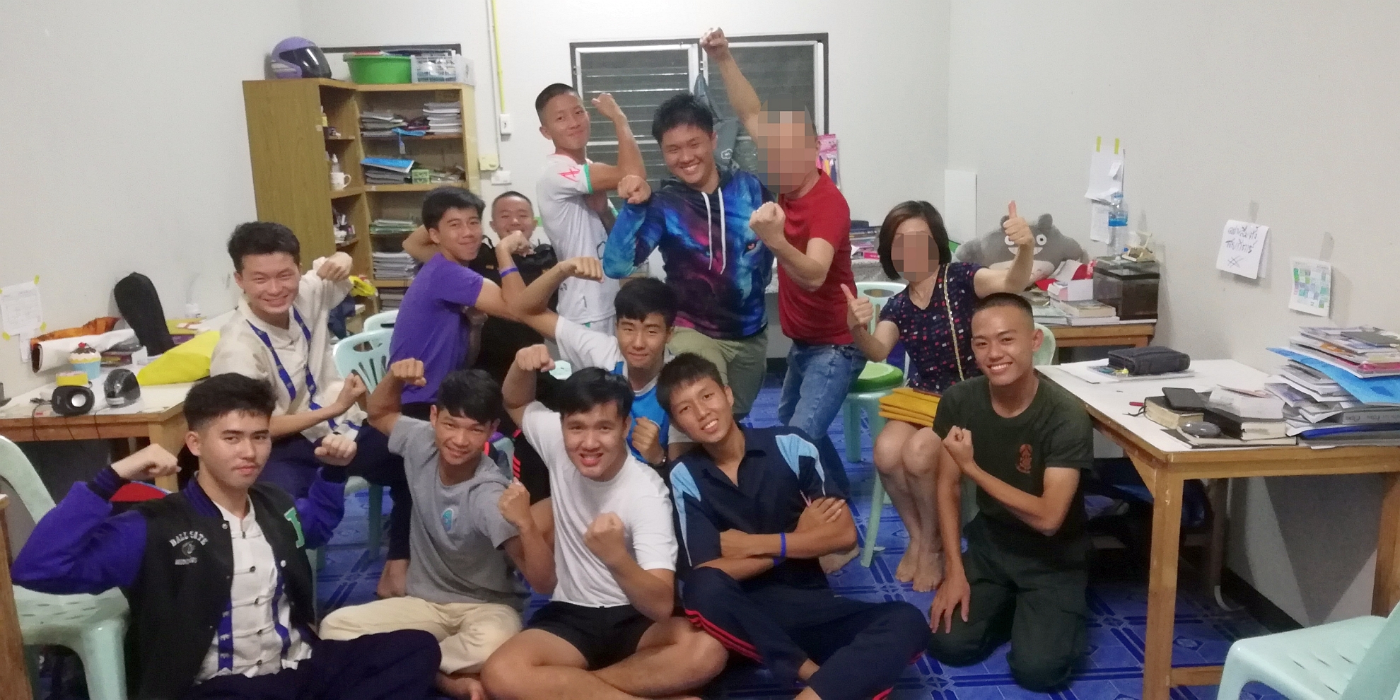 J&J夫婦(右二及右三)與高中男生們快樂合照