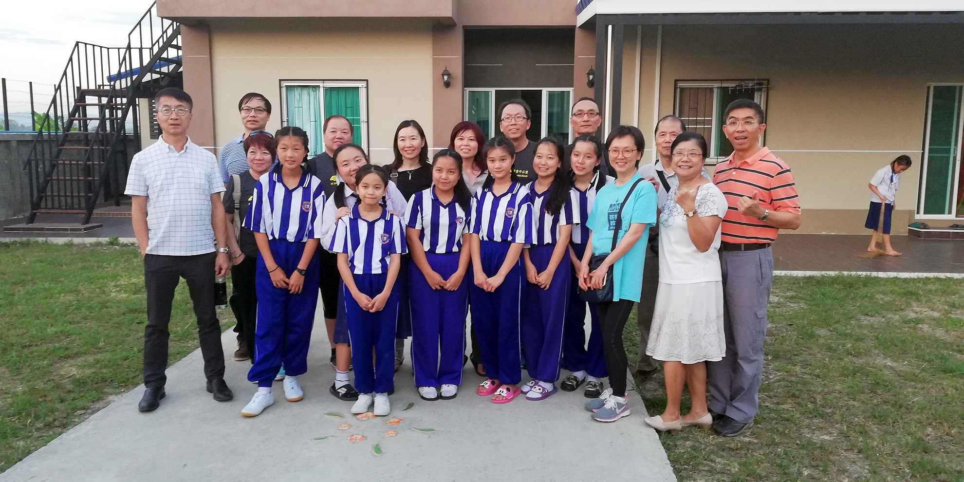 從美國來的短宣隊與女生們在女生宿舍門前留影 領隊是陸建華牧師(左一)