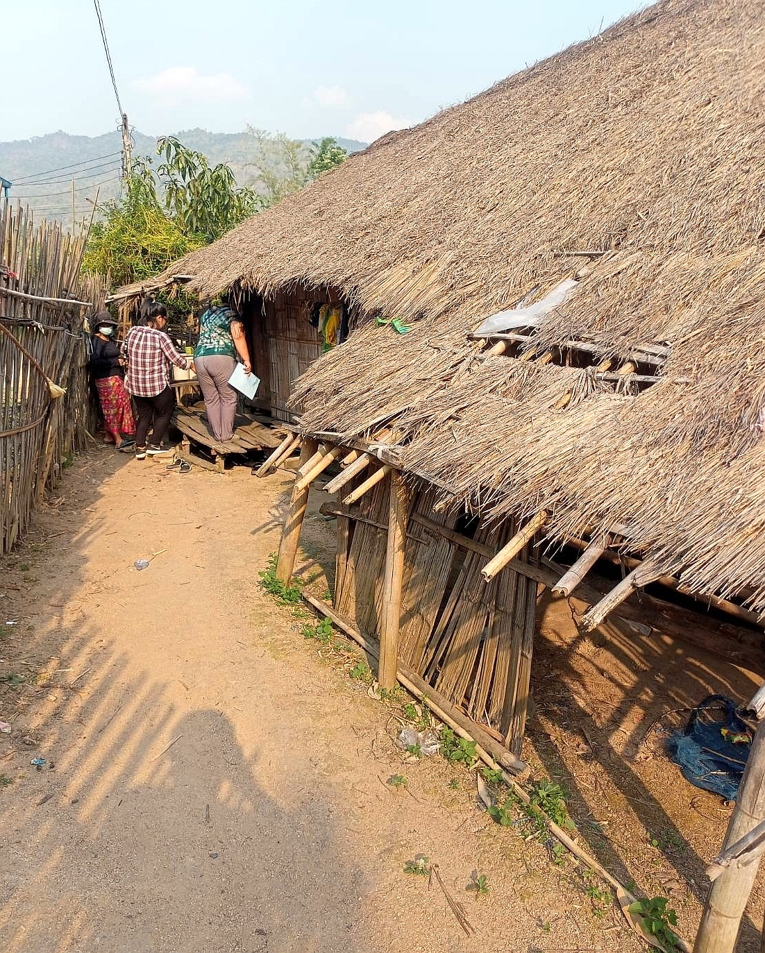 探訪了其中一家孩子的住處--茅草頂竹片屋