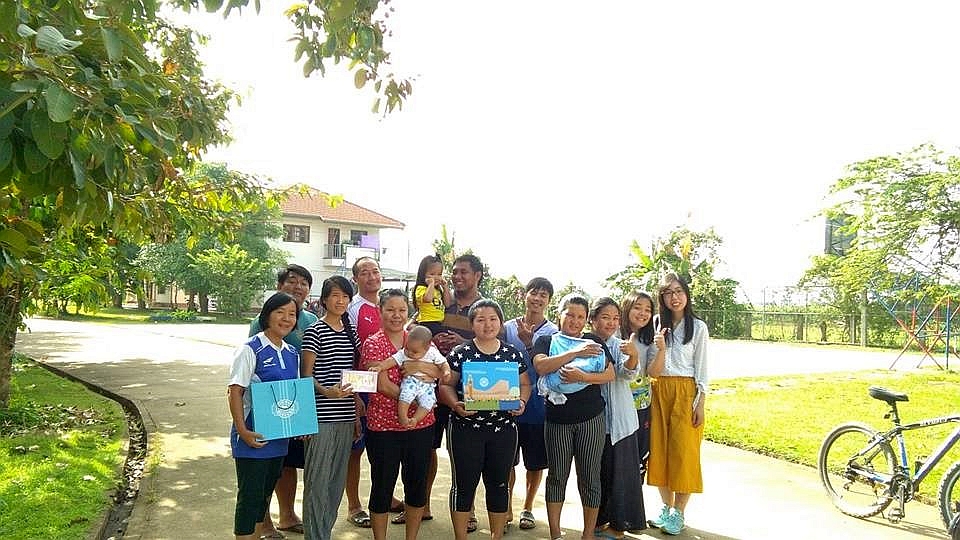 張傳道(右一)、胡姊妹(右二)與新天之家院長及全體同工合照