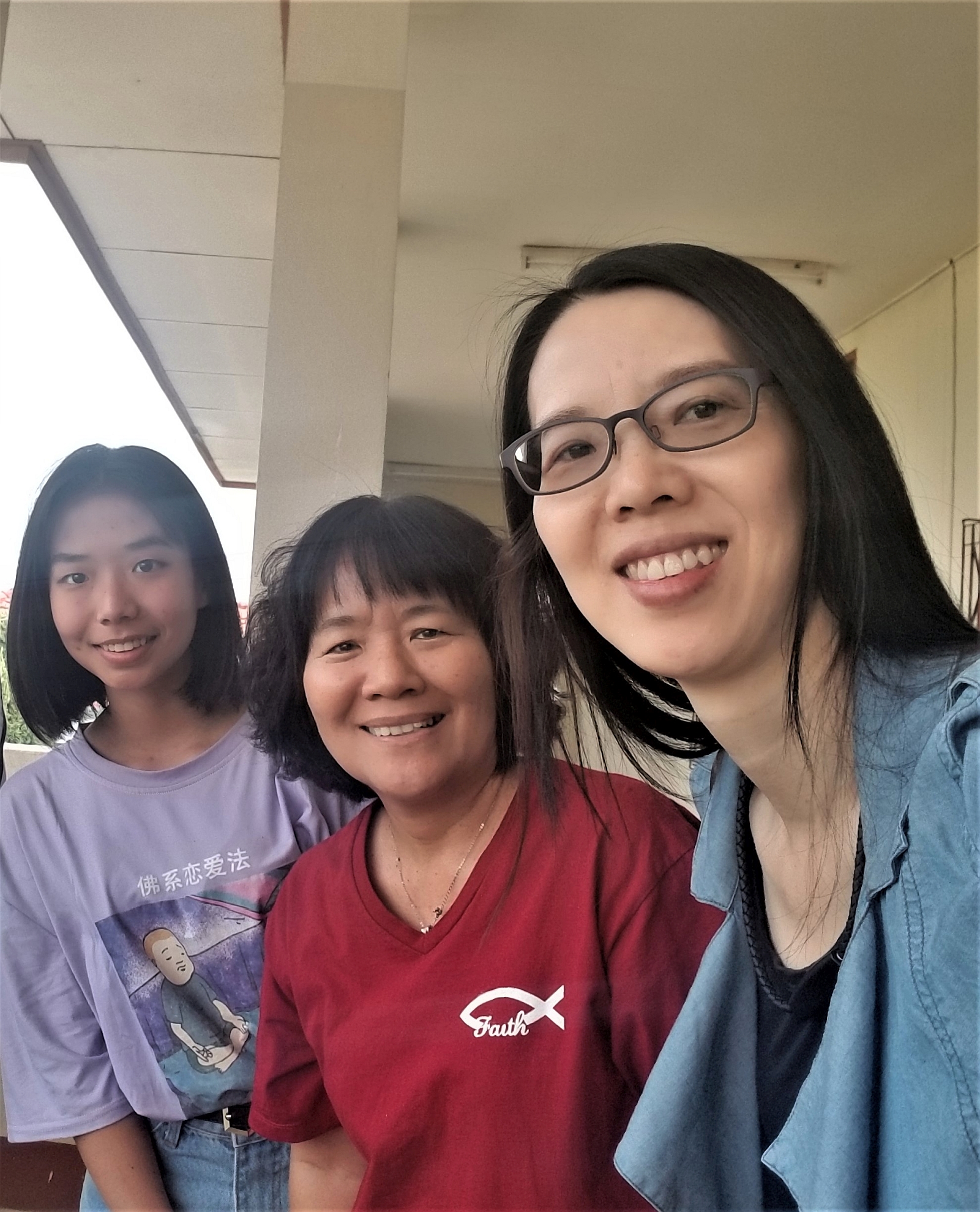 神僕成長班的慧金姊妹(左一) 將往曼谷升讀大專