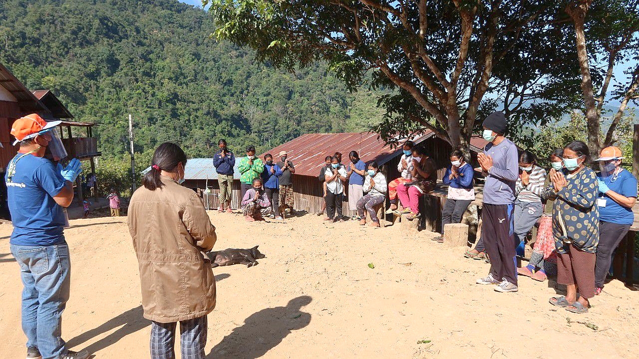 村民專心聆聽翻譯信息並願意一同祈禱